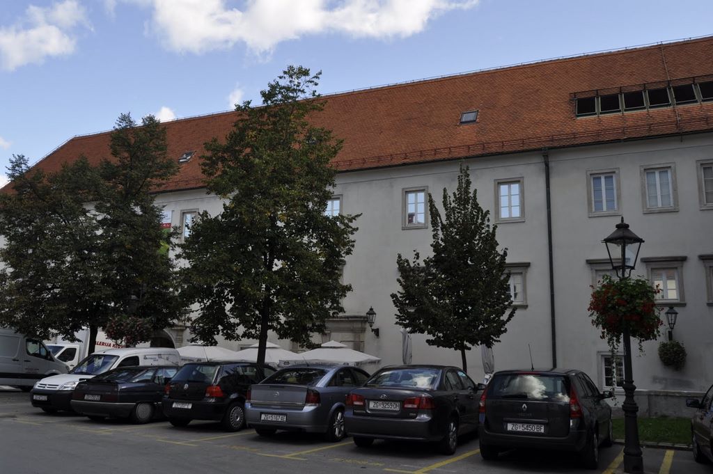 2009_10_13_croatia_zagreb_jezuitski_trg_old_monastery_now_museum.jpg (large)