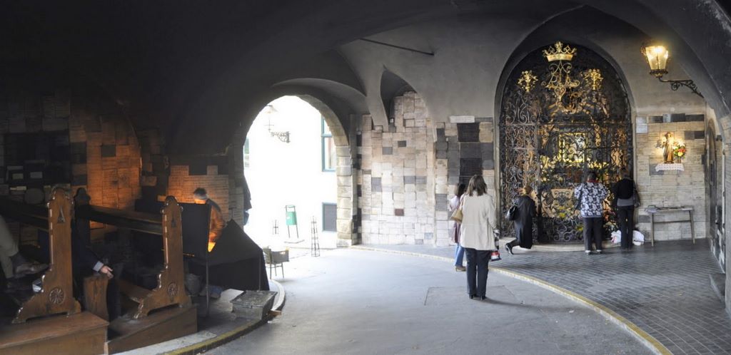 2009_10_13_croatia_zagreb_stone_gate_3.jpg (large)