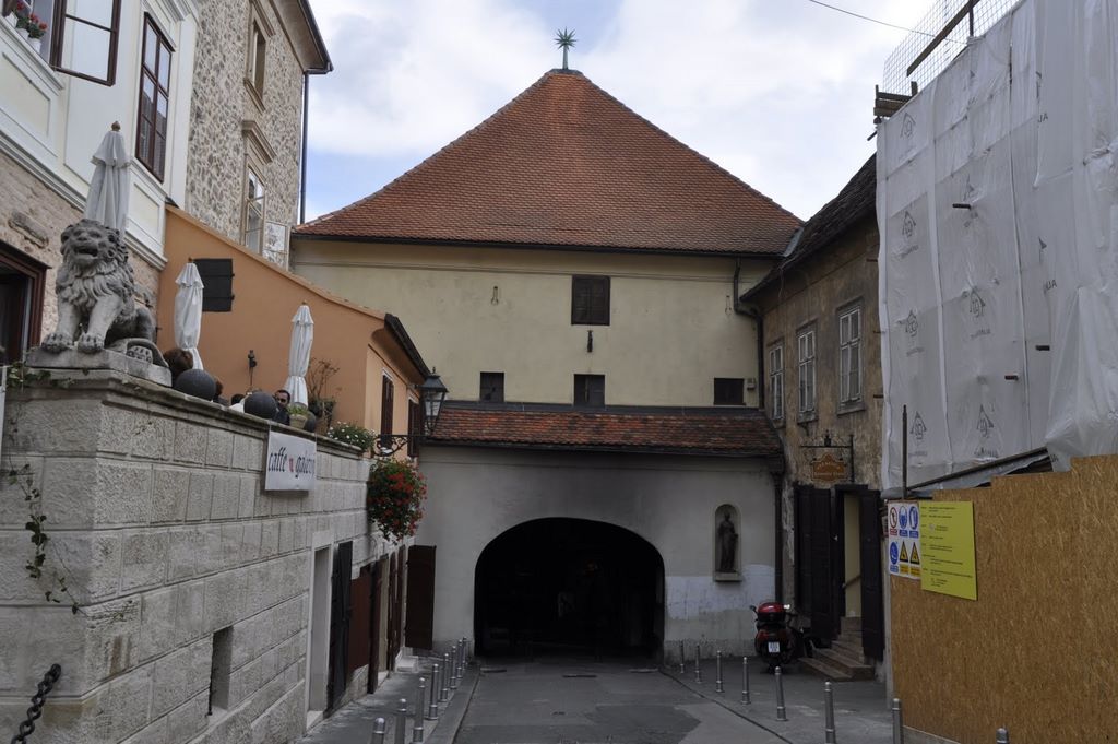 2009_10_13_croatia_zagreb_stone_gate_4.jpg (large)