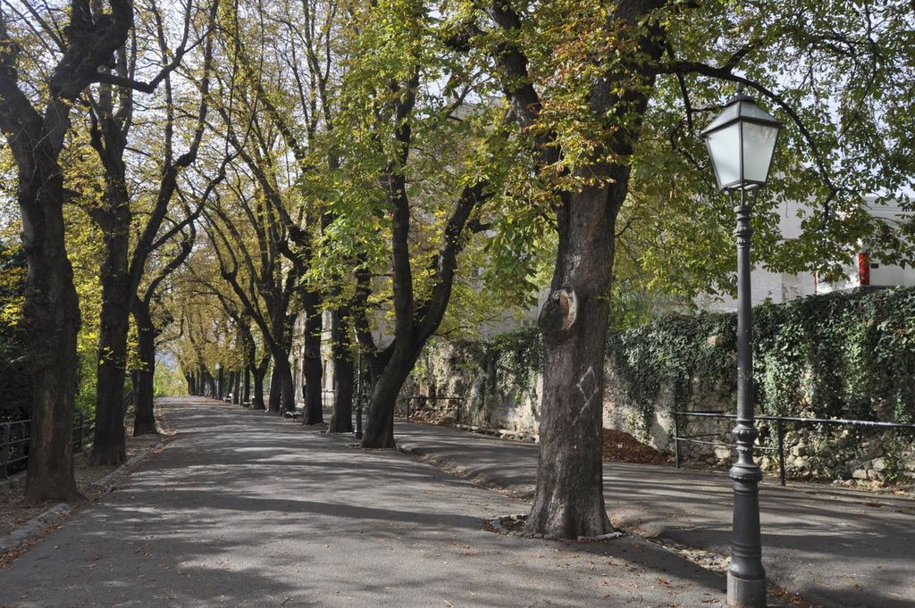 2009_10_13_croatia_zagreb_strossmayer_promenade.jpg (large)