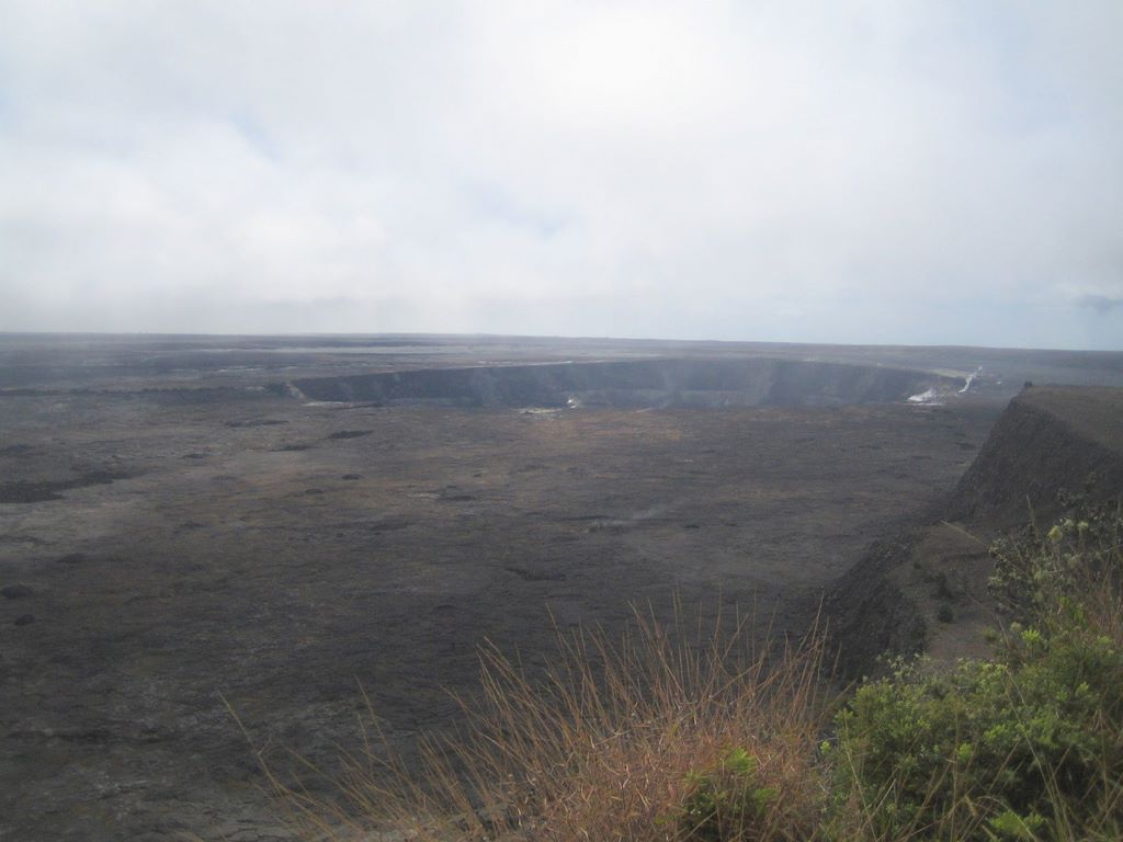 20070115_hawaii_big_island_volcano_nat_park_kilaueu_caldera_from_jaggert_museum_maybe_002.jpg (large)