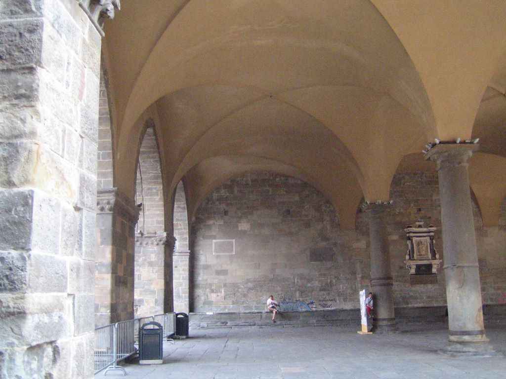 20060725_bergamo_053_piazza_vechia_palazzo_della_ragione_galleria.jpg (large)