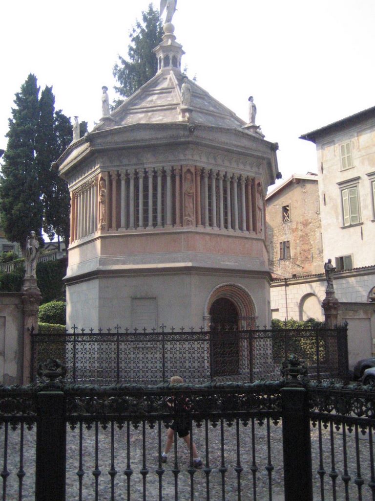20060725_bergamo_080_baptistery.jpg (large)