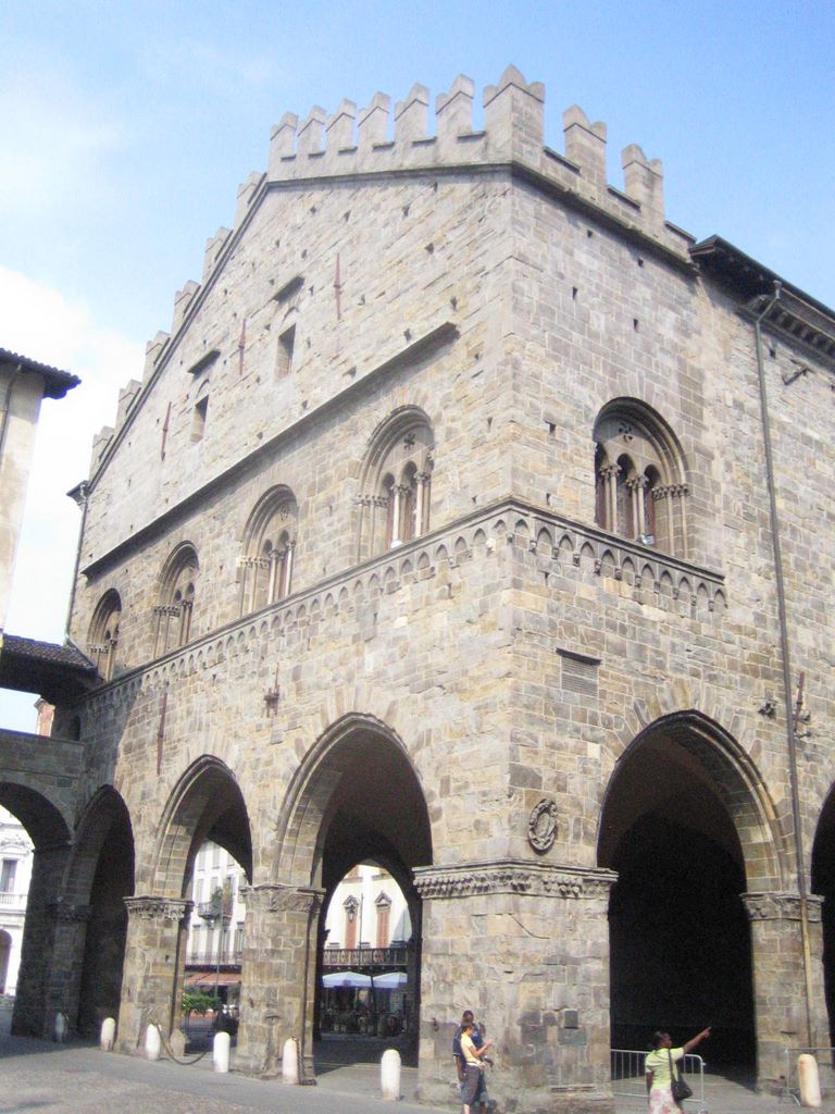 20060725_bergamo_088_ragione_from_duomo_square.jpg (large)