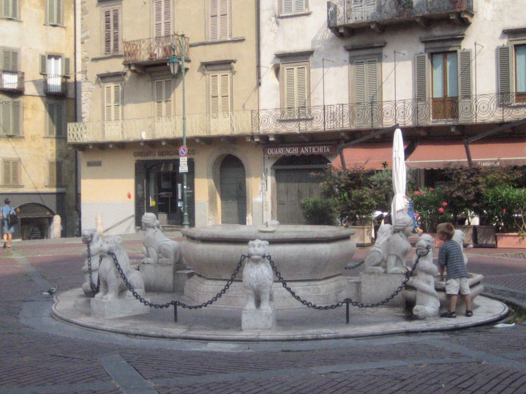 20060725_bergamo_143_piazza_vechia_fountain.jpg (large)