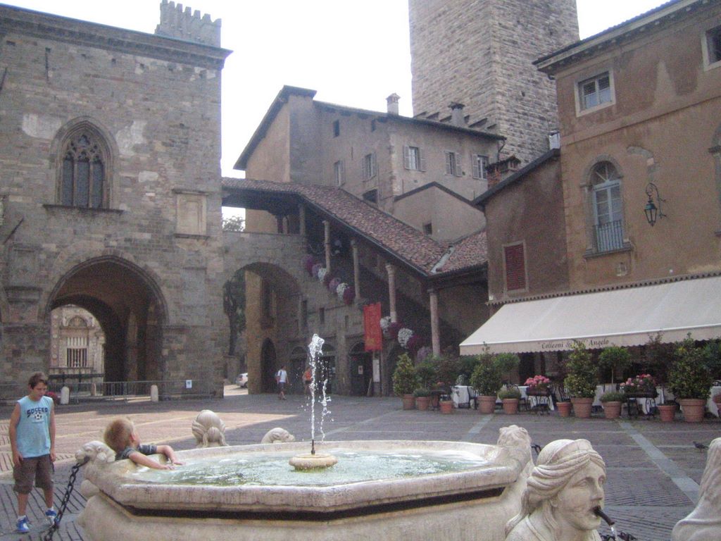 20060725_bergamo_152_piazza_vechia.jpg (large)