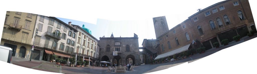 20060725_bergamo_piazza_vechia_panorama_2.jpg (large)