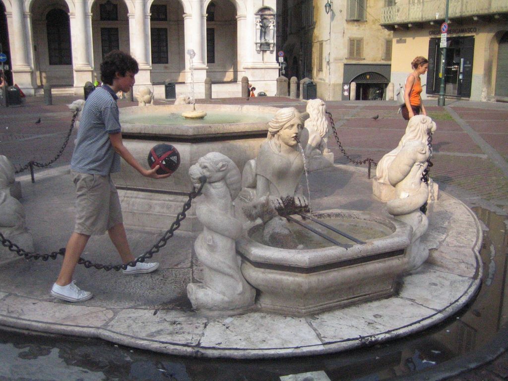 20060725_bergamo_piazza_vechio_dog_playing_soccer_1.jpg (large)