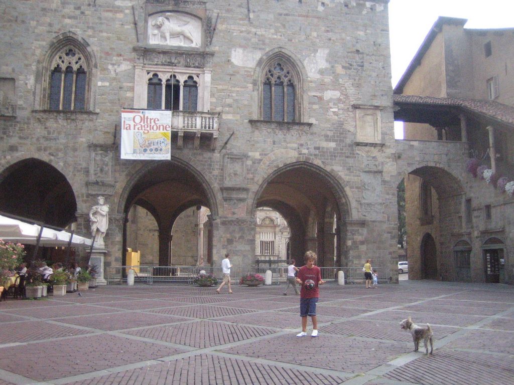 20060725_bergamo_piazza_vechio_dog_playing_soccer_3.jpg (large)