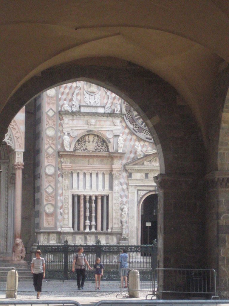 20060725_sirmione_138_piazza_vechia_palazzo_della_ragione_looking_through_arch_to_chapel.jpg (large)