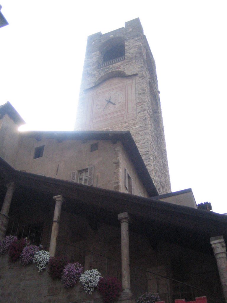 20060725_sirmione_140_piazza_vechia_palazzo_della_ragione.jpg (large)