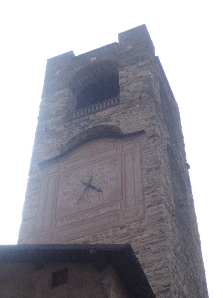 20060725_sirmione_141_piazza_vechia_palazzo_della_ragione_clock.jpg (large)