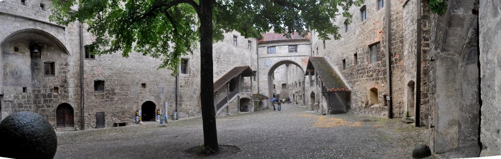2009_07_18_germany_burghausen_castle_130_innermost_courtyard_58_stitched.jpg (large)