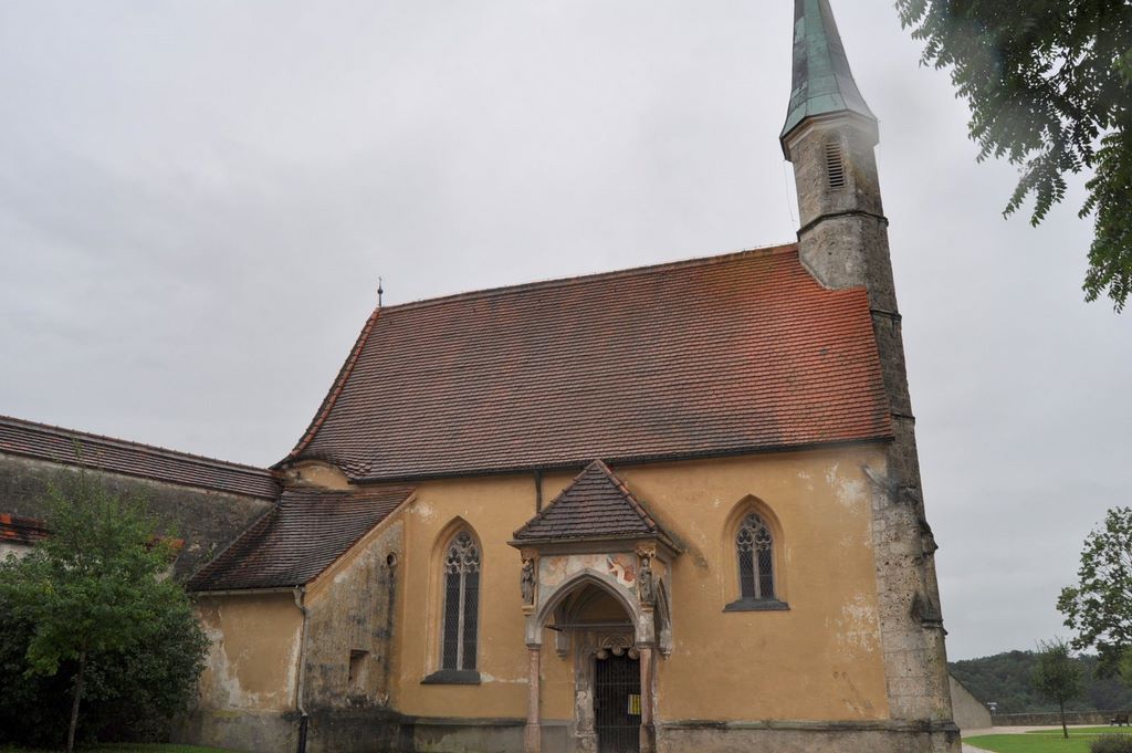2009_07_18_germany_burghausen_castle_32_hedwig_chapel_upload_5th_courtyard.jpg (large)