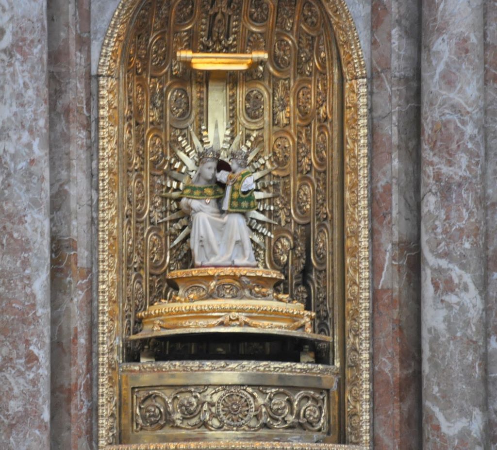 2009_07_24_germany_bavaria_ettal_abbey_80_sanctuary_3_miraculous_statue.jpg (large)